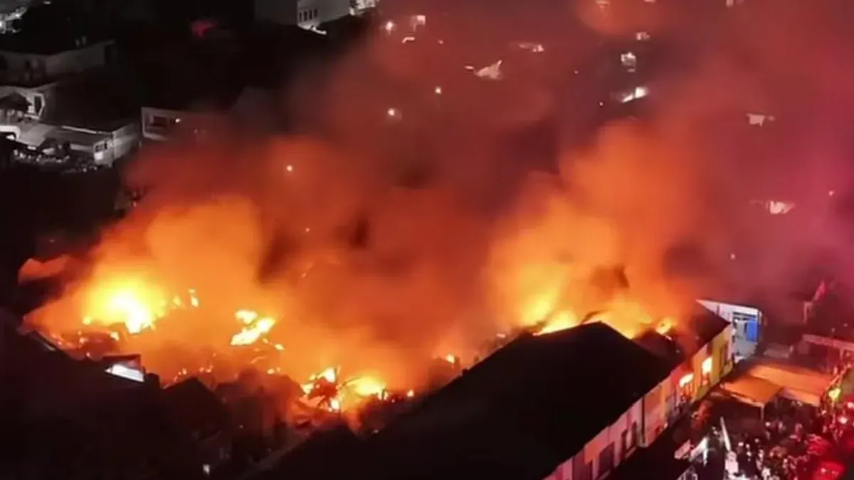 Gudang Tekstil di Cipadu Terbakar Hebat, Api Merembet ke Pemukiman Warga