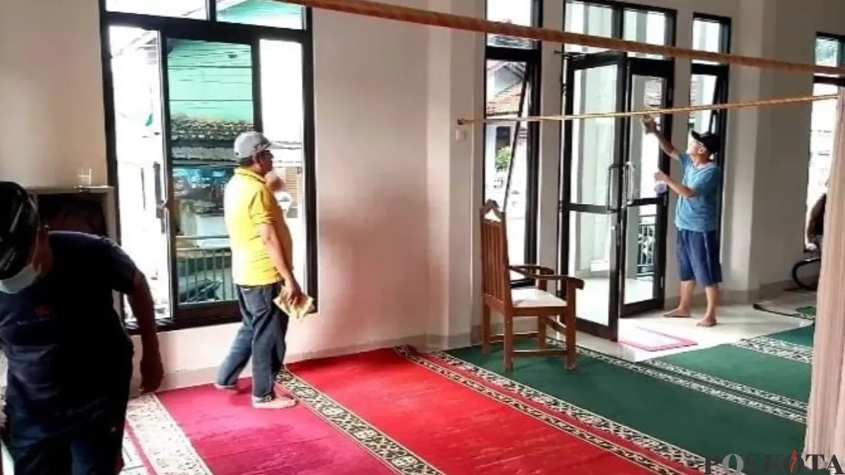 Warga Cihaseum Percantik Masjid, Songsong Ramadhan dengan Gotong Royong