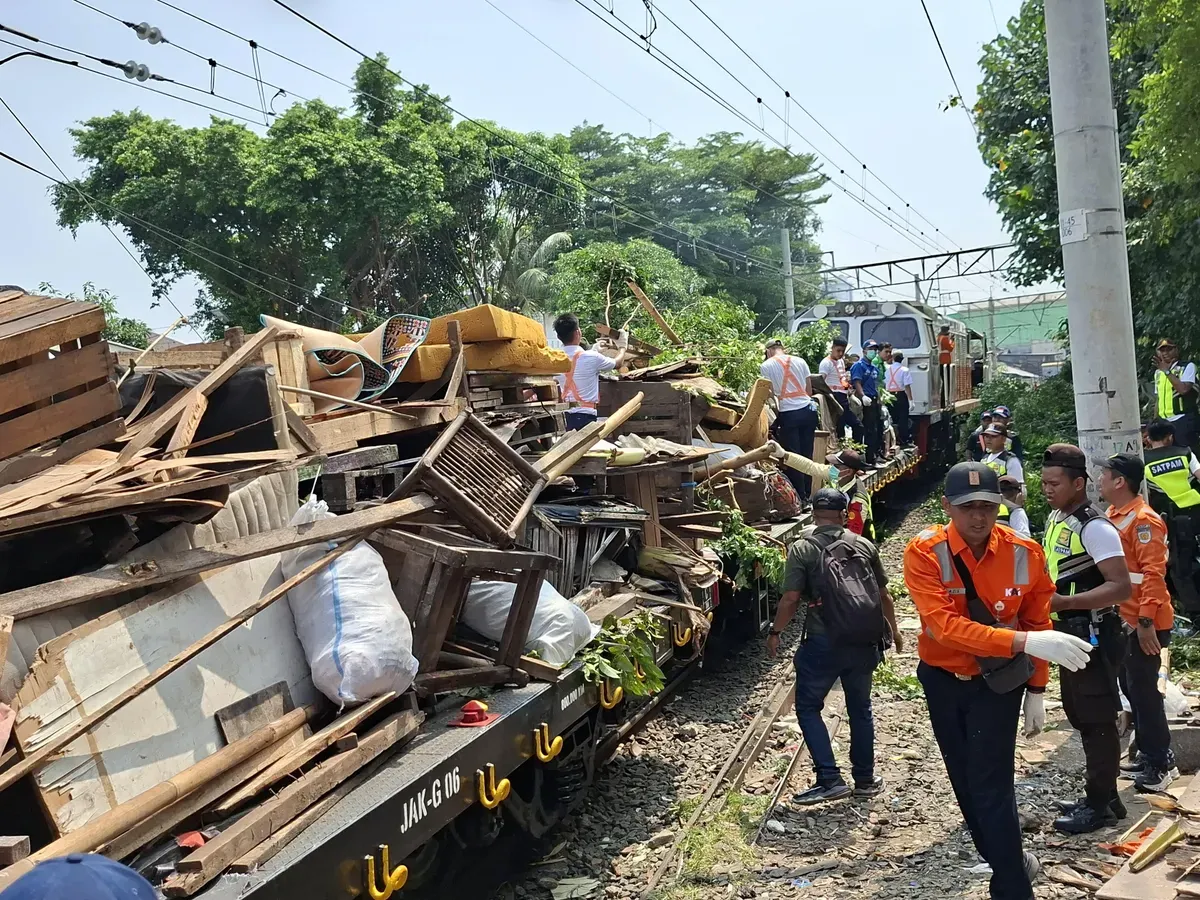 57 Bangunan Liar di Jalur Rel Pasarsenen Ditertibkan KAI
