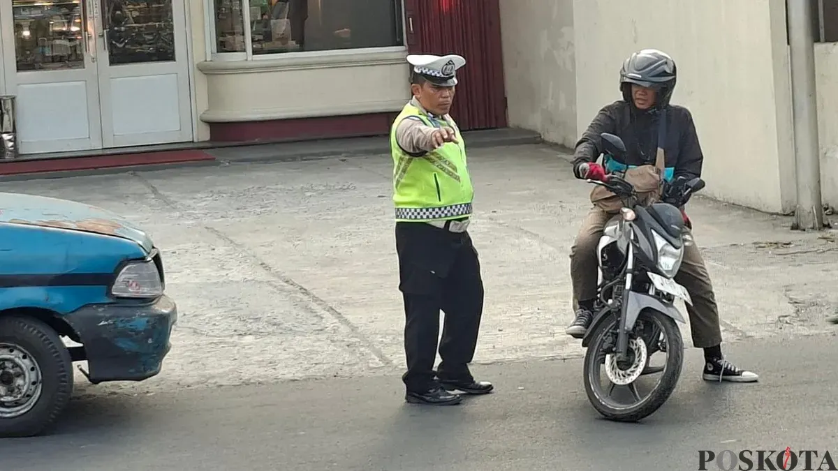 Pemotor di Depok Lawan Arah Hindari Macet, Langsung Dicegat Polisi